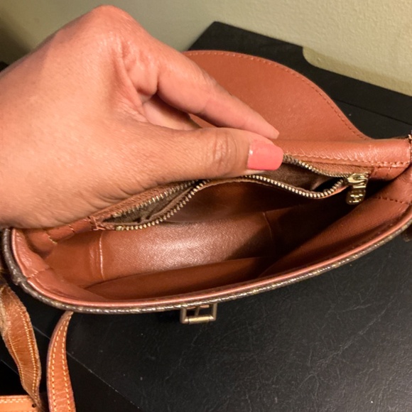 Authentic Louis Vuitton Chantilly Crossbody bag - Picture 4 of 9